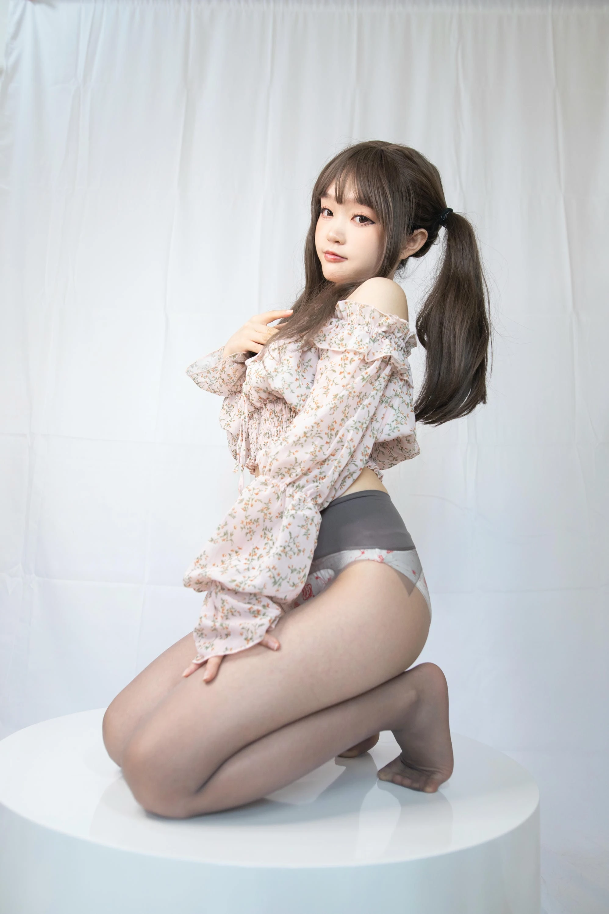神沢永莉 - 灰丝花裙子