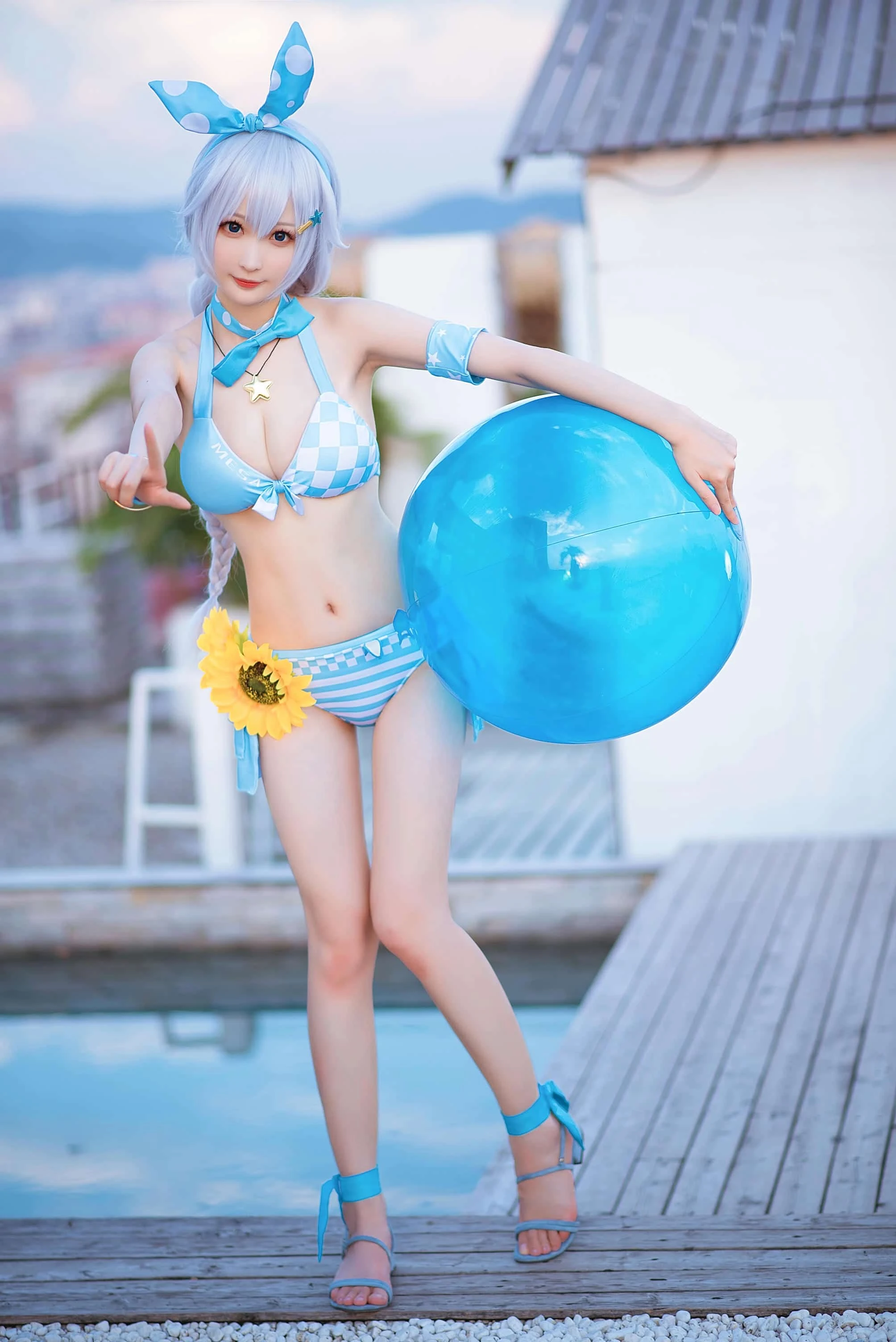 Messie Huang 琪亚娜泳装