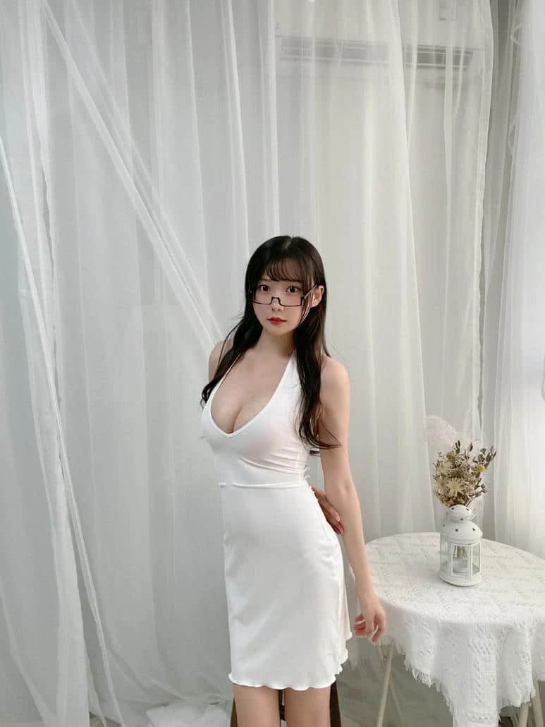 香草喵露露 白短连衣裙自拍