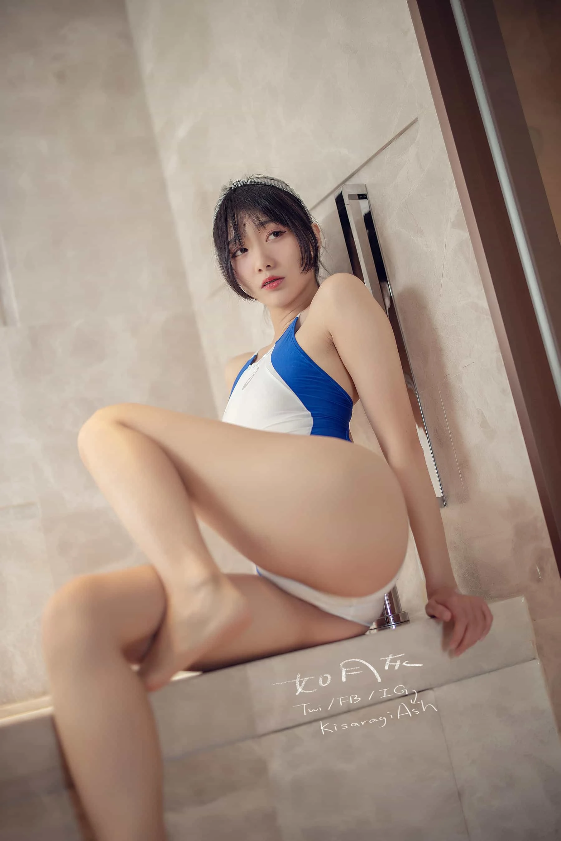 如月灰 蓝白竞泳