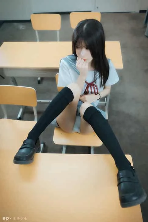 迷之呆梨 - 尾随颜控少女